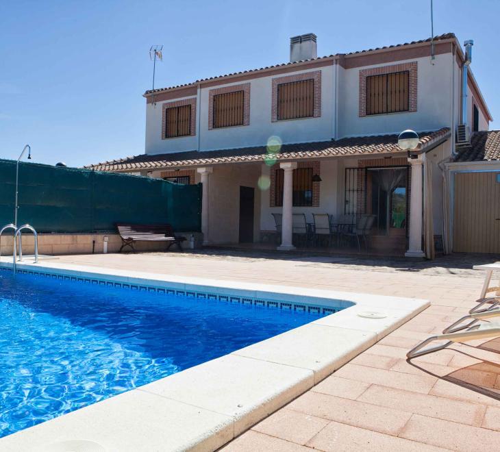 Horiagua III piscina con sus amacas y la barbacoa